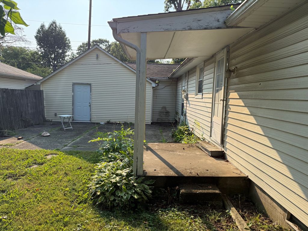 Image 10 of property listing at 810 E 7th Street, Centralia, IL 62801