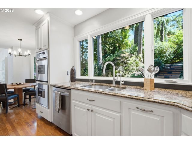 808 Sw REGENCY Ter, Portland, OR 97225
