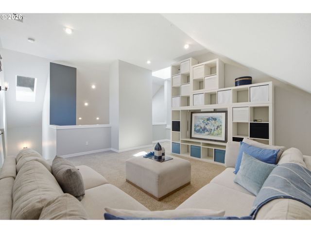808 Sw REGENCY Ter, Portland, OR 97225