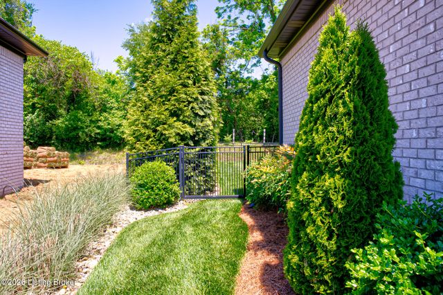 4003 Thomas Farm Dr, Louisville, KY 40299