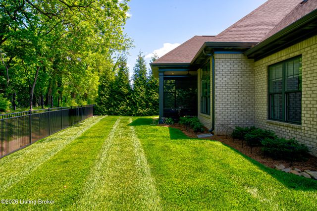 4003 Thomas Farm Dr, Louisville, KY 40299