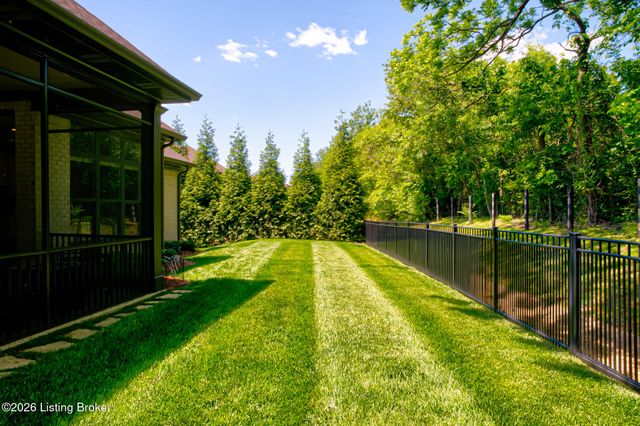 4003 Thomas Farm Dr, Louisville, KY 40299