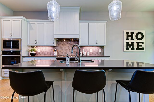 4003 Thomas Farm Dr, Louisville, KY 40299