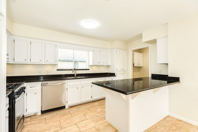 56 Garland Court, Lake Jackson, TX 77566