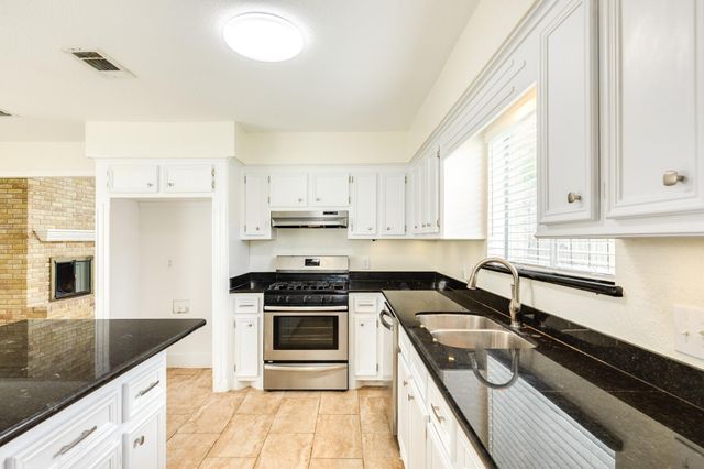 56 Garland Court, Lake Jackson, TX 77566