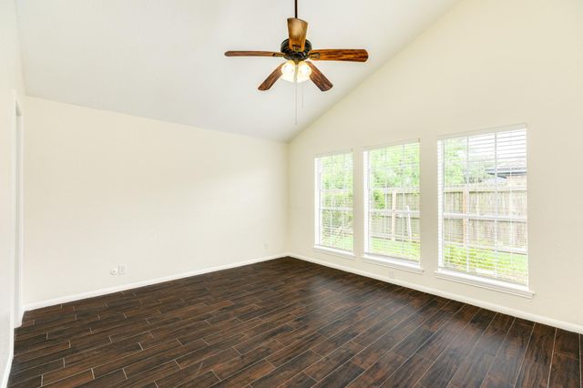 56 Garland Court, Lake Jackson, TX 77566