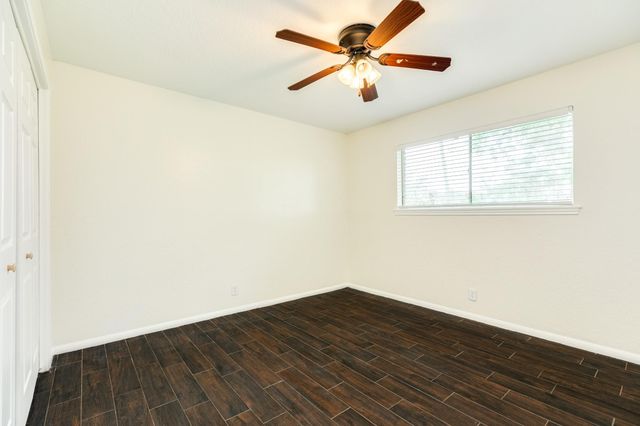 56 Garland Court, Lake Jackson, TX 77566