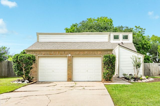 56 Garland Court, Lake Jackson, TX 77566