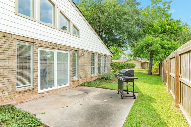 56 Garland Court, Lake Jackson, TX 77566