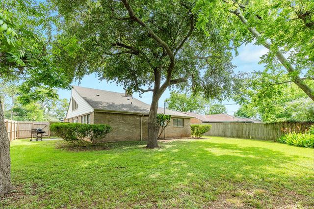 56 Garland Court, Lake Jackson, TX 77566