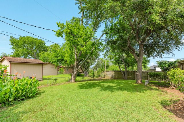 56 Garland Court, Lake Jackson, TX 77566