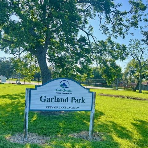 56 Garland Court, Lake Jackson, TX 77566
