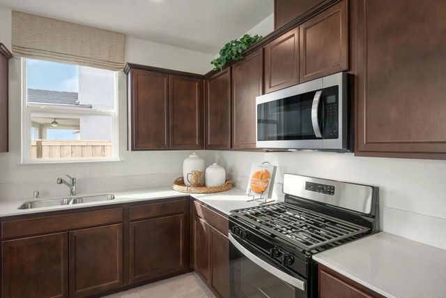 711 Villa Ticino Dr, Manteca, CA 95337