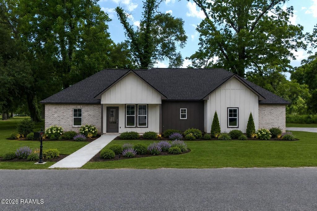 1009 Timber Trails Road, Breaux Bridge, LA 70517