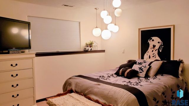 1305 S Gill Ave Avenue, Sioux Falls, SD 57106