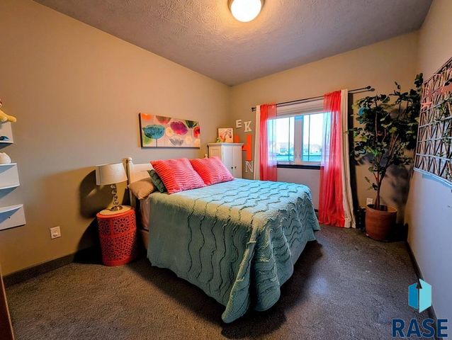 1305 S Gill Ave Avenue, Sioux Falls, SD 57106