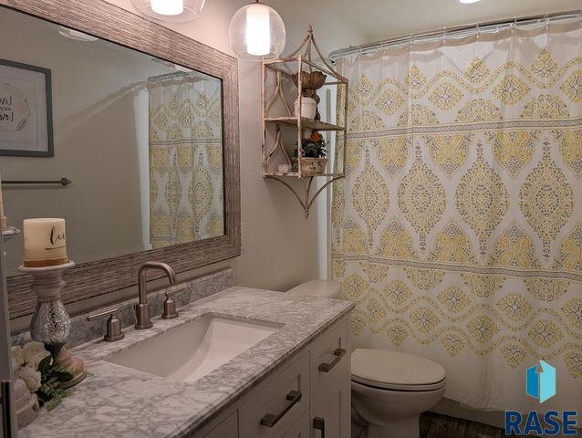 1305 S Gill Ave Avenue, Sioux Falls, SD 57106