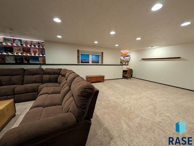 1305 S Gill Ave Avenue, Sioux Falls, SD 57106