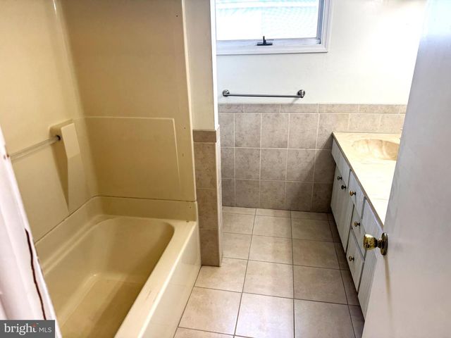 218 W 7TH ST, Ship Bottom, NJ 08008