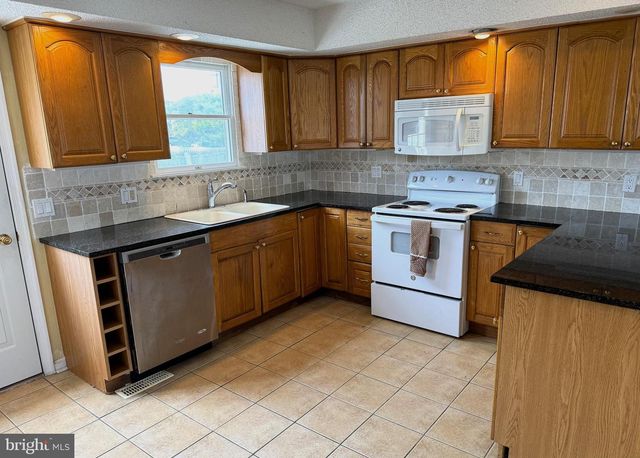 218 W 7TH ST, Ship Bottom, NJ 08008