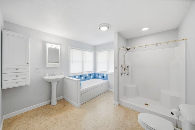 15207 Henry Road, Morrison, IL 61270