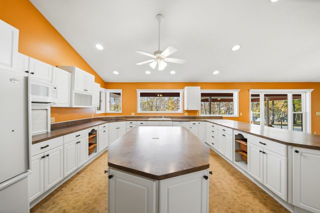 15207 Henry Road, Morrison, IL 61270