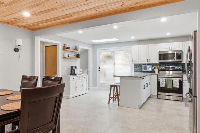 57 Plain St, Upton, MA 01568