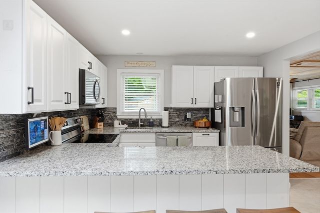 57 Plain St, Upton, MA 01568