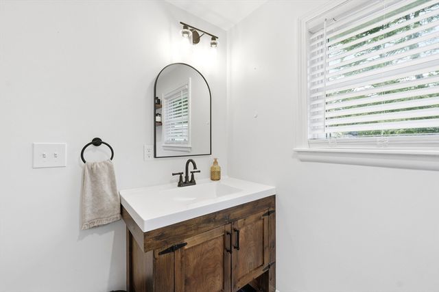 57 Plain St, Upton, MA 01568