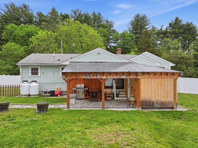 57 Plain St, Upton, MA 01568