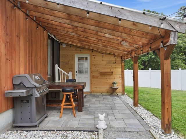 57 Plain St, Upton, MA 01568