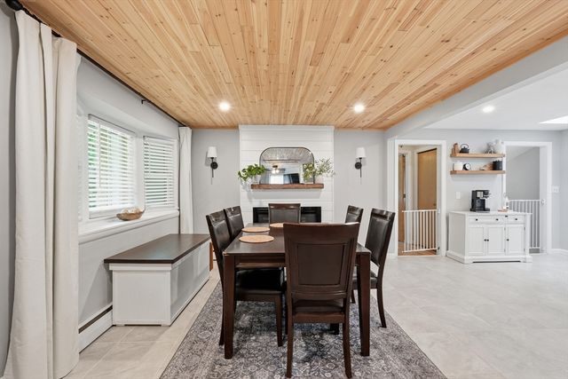 57 Plain St, Upton, MA 01568