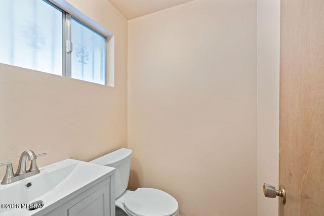 1825 S Palm Springs Circle, Tucson, AZ 85710