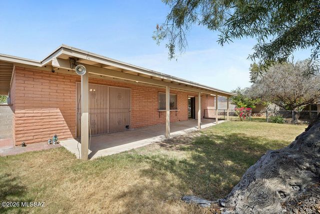 1825 S Palm Springs Circle, Tucson, AZ 85710