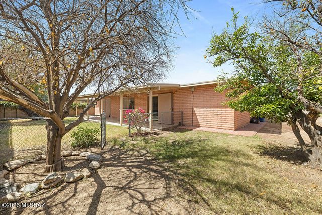 1825 S Palm Springs Circle, Tucson, AZ 85710