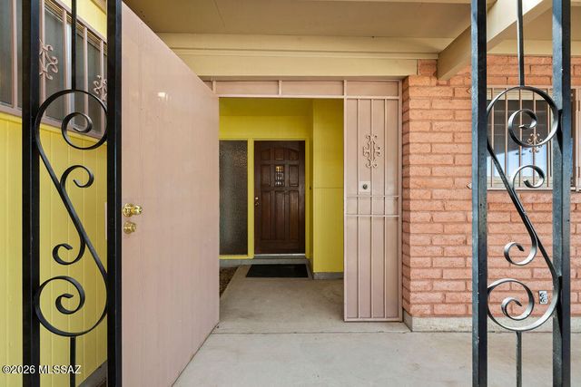 1825 S Palm Springs Circle, Tucson, AZ 85710