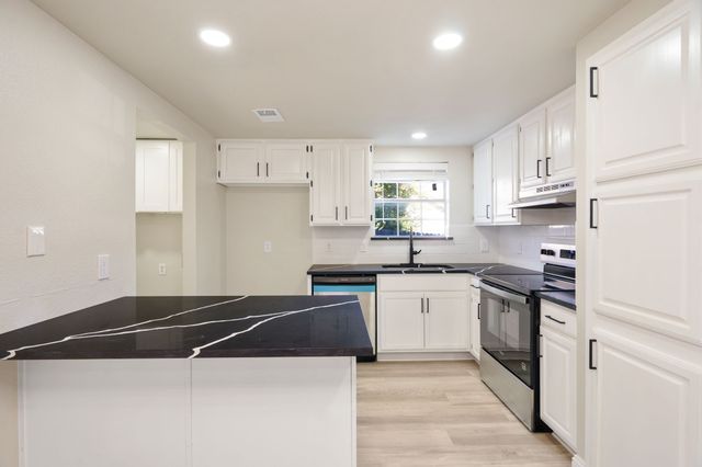 6702 Flamewood Drive, Arlington, TX 76001