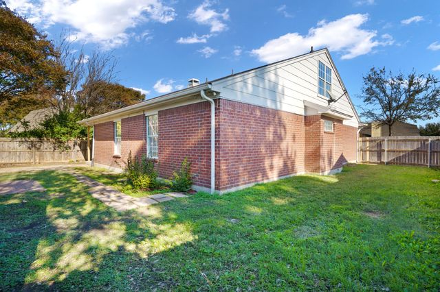 6702 Flamewood Drive, Arlington, TX 76001