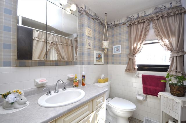 95 Amber Dr, East Bridgewater, MA 02333