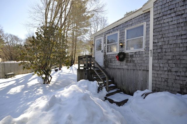 95 Amber Dr, East Bridgewater, MA 02333