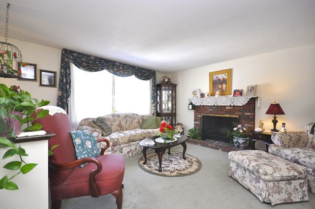 95 Amber Dr, East Bridgewater, MA 02333