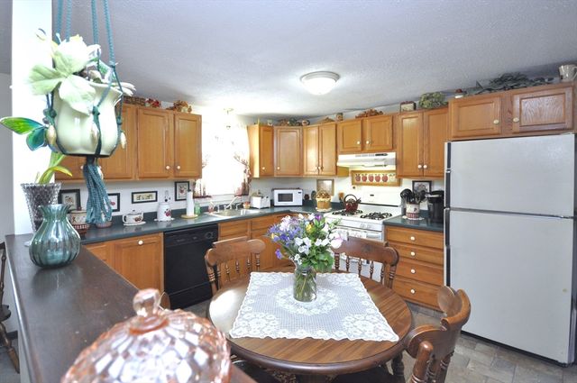 95 Amber Dr, East Bridgewater, MA 02333