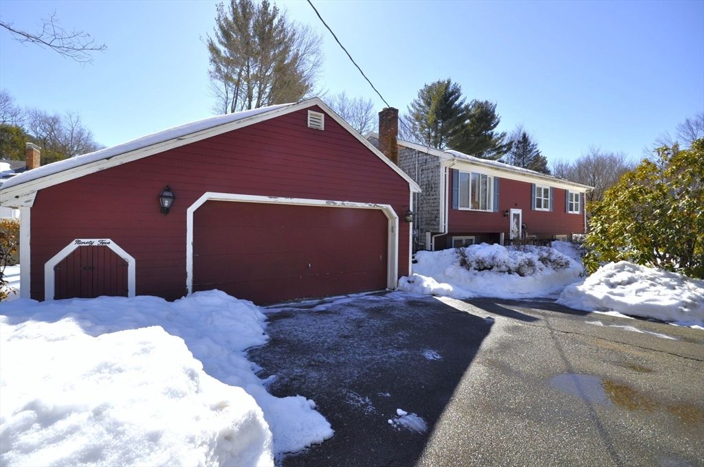95 Amber Dr, East Bridgewater, MA 02333