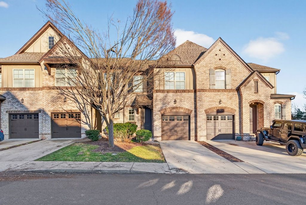 121 Ambassador Pvt Cir, Hendersonville, TN 37075