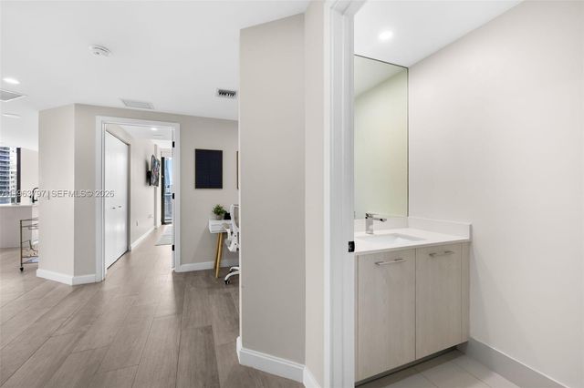 45 SW 9th St 2803, Miami, FL 33130