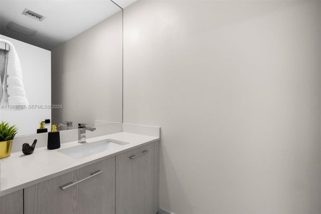 45 SW 9th St 2803, Miami, FL 33130