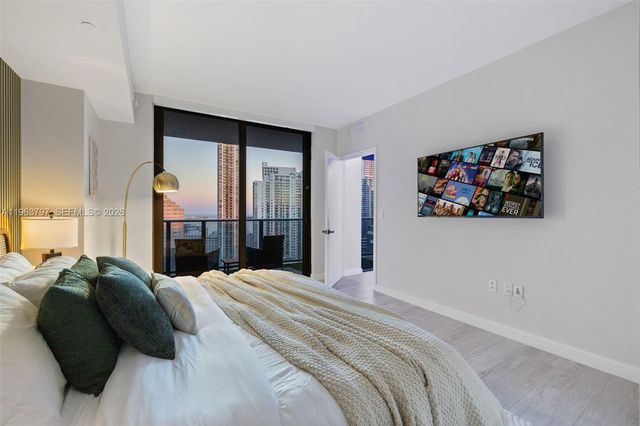 45 SW 9th St 2803, Miami, FL 33130