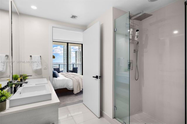 45 SW 9th St 2803, Miami, FL 33130