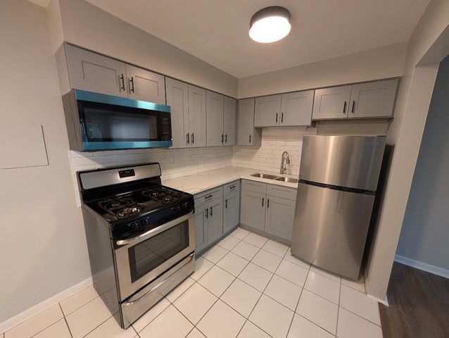 7925 W 103 Street 8, Palos Hills, IL 60465