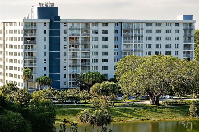 4200 Hillcrest Drive 201, Hollywood, FL 33021